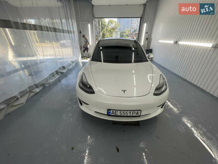 Тесла Модель 3 2021 в Днепре (Днепропетровске) на Automoto.ua Белый Тесла Модель 3, объемом двигателя 0 л и пробегом 19 тыс. км за 39900 $, фото 1 на Automoto.ua