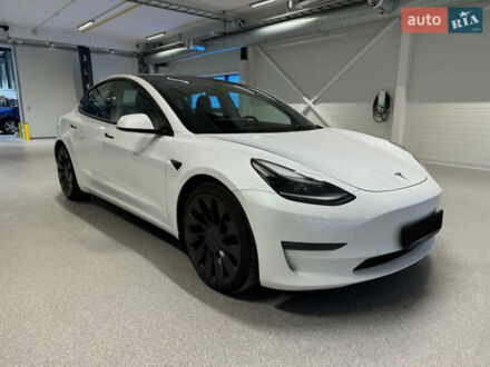 Тесла Модель 3 2021 в Киеве на Automoto.ua Белый Тесла Модель 3, объемом двигателя 0 л и пробегом 64 тыс. км за 27999 $, фото 1 на Automoto.ua