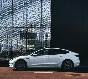 Белый Тесла Модель 3, объемом двигателя 0 л и пробегом 65 тыс. км за 33000 $, фото 1 на Automoto.ua