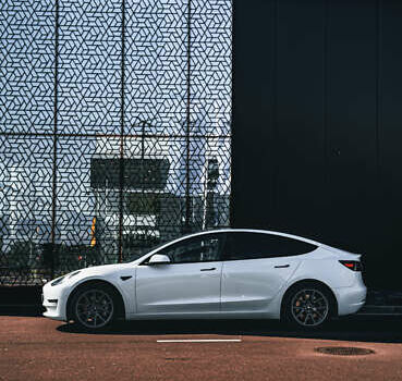 Білий Тесла Модель 3, об'ємом двигуна 0 л та пробігом 65 тис. км за 33000 $, фото 1 на Automoto.ua