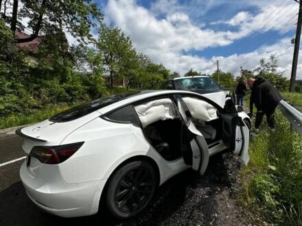Тесла Модель 3 2021 в Львове на Automoto.ua Белый Тесла Модель 3, объемом двигателя 0 л и пробегом 48 тыс. км за 6600 $, фото 1 на Automoto.ua