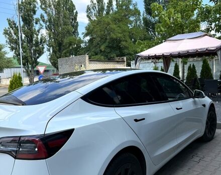 Білий Тесла Модель 3, об'ємом двигуна 55 л та пробігом 75 тис. км за 16300 $, фото 1 на Automoto.ua