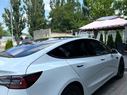 Белый Тесла Модель 3, объемом двигателя 55 л и пробегом 75 тыс. км за 16300 $, фото 1 на Automoto.ua