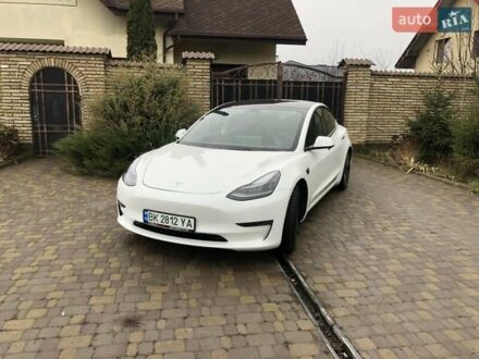 Тесла Модель 3 2021 у Рівному на Automoto.ua Білий Тесла Модель 3, об'ємом двигуна 0 л та пробігом 83 тис. км за 20000 $, фото 1 на Automoto.ua