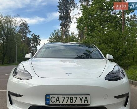 Білий Тесла Модель 3, об'ємом двигуна 0 л та пробігом 64 тис. км за 28000 $, фото 1 на Automoto.ua