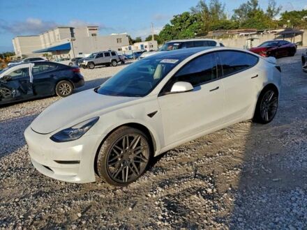 Белый Тесла Модель 3, объемом двигателя 0 л и пробегом 70 тыс. км за 5500 $, фото 1 на Automoto.ua