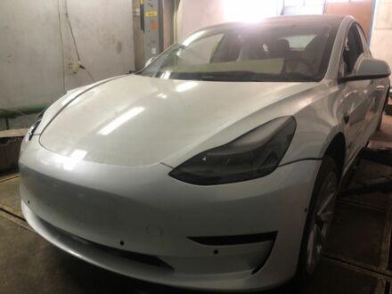 Белый Тесла Модель 3, объемом двигателя 0 л и пробегом 170 тыс. км за 15500 $, фото 1 на Automoto.ua