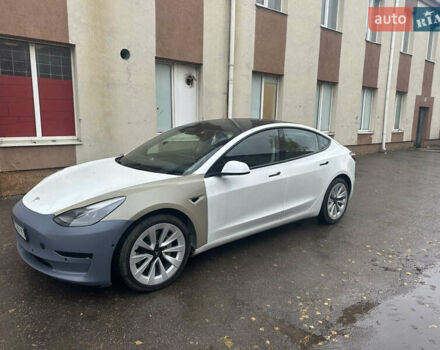 Тесла Модель 3 2022 в Киеве на Automoto.ua Белый Тесла Модель 3, объемом двигателя 0 л и пробегом 27 тыс. км за 17500 $, фото 1 на Automoto.ua