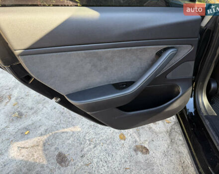 Чорний Тесла Модель 3, об'ємом двигуна 0 л та пробігом 151 тис. км за 15999 $, фото 26 на Automoto.ua