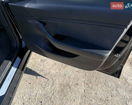 Чорний Тесла Модель 3, об'ємом двигуна 0 л та пробігом 151 тис. км за 15999 $, фото 19 на Automoto.ua