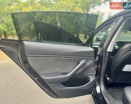 Чорний Тесла Модель 3, об'ємом двигуна 0 л та пробігом 82 тис. км за 19999 $, фото 23 на Automoto.ua