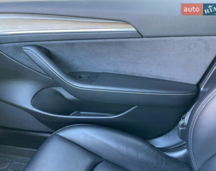 Чорний Тесла Модель 3, об'ємом двигуна 0 л та пробігом 68 тис. км за 21200 $, фото 12 на Automoto.ua
