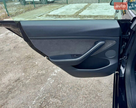 Чорний Тесла Модель 3, об'ємом двигуна 0 л та пробігом 160 тис. км за 17999 $, фото 28 на Automoto.ua