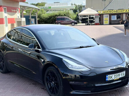Тесла Модель 3 2018 у Рівному на Automoto.ua Чорний Тесла Модель 3, об'ємом двигуна 0 л та пробігом 111 тис. км за 24000 $, фото 1 на Automoto.ua