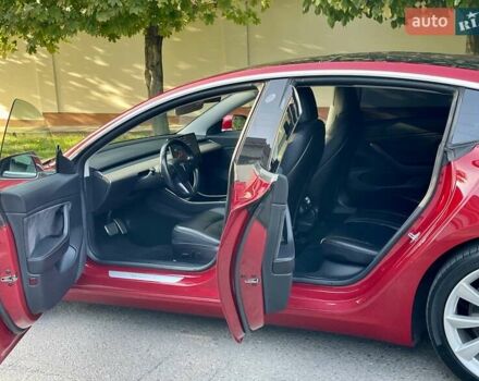 Тесла Модель 3 2018 в Днепре (Днепропетровске) на Automoto.ua Красный Тесла Модель 3, объемом двигателя 0 л и пробегом 130 тыс. км за 17700 $, фото 11 на Automoto.ua