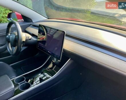 Тесла Модель 3 2018 в Днепре (Днепропетровске) на Automoto.ua Красный Тесла Модель 3, объемом двигателя 0 л и пробегом 130 тыс. км за 17700 $, фото 19 на Automoto.ua