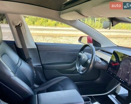 Тесла Модель 3 2018 в Днепре (Днепропетровске) на Automoto.ua Красный Тесла Модель 3, объемом двигателя 0 л и пробегом 130 тыс. км за 17700 $, фото 15 на Automoto.ua