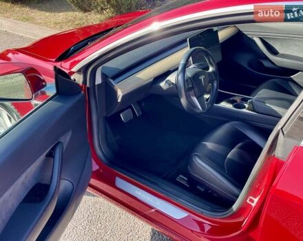 Тесла Модель 3 2018 в Днепре (Днепропетровске) на Automoto.ua Красный Тесла Модель 3, объемом двигателя 0 л и пробегом 130 тыс. км за 17700 $, фото 13 на Automoto.ua