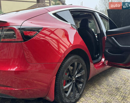 Красный Тесла Модель 3, объемом двигателя 0 л и пробегом 129 тыс. км за 20999 $, фото 6 на Automoto.ua