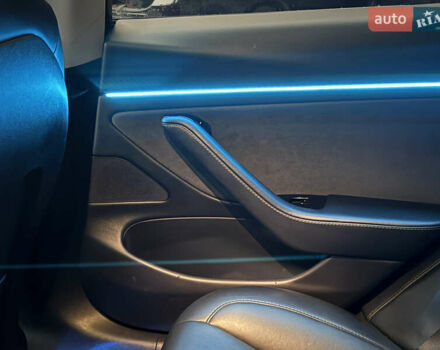 Красный Тесла Модель 3, объемом двигателя 0 л и пробегом 129 тыс. км за 20999 $, фото 26 на Automoto.ua