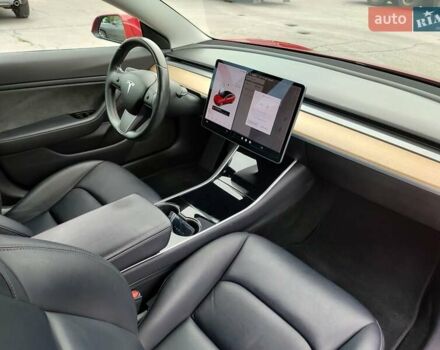 Тесла Модель 3 2018 в Белой Церкве на Automoto.ua Красный Тесла Модель 3, объемом двигателя 0 л и пробегом 204 тыс. км за 16700 $, фото 6 на Automoto.ua