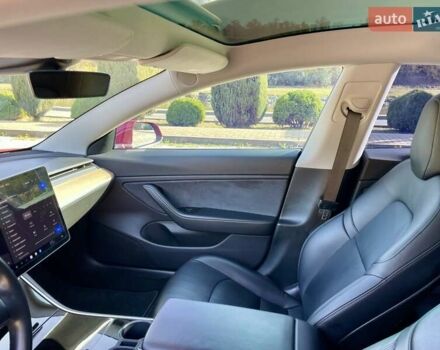 Тесла Модель 3 2018 в Днепре (Днепропетровске) на Automoto.ua Красный Тесла Модель 3, объемом двигателя 0 л и пробегом 130 тыс. км за 17700 $, фото 14 на Automoto.ua
