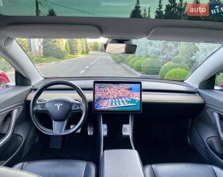 Тесла Модель 3 2018 в Днепре (Днепропетровске) на Automoto.ua Красный Тесла Модель 3, объемом двигателя 0 л и пробегом 130 тыс. км за 17700 $, фото 17 на Automoto.ua