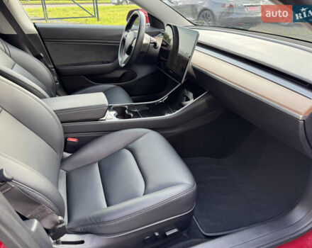 Тесла Модель 3 2018 в Луцке на Automoto.ua Красный Тесла Модель 3, объемом двигателя 0 л и пробегом 137 тыс. км за 17200 $, фото 38 на Automoto.ua