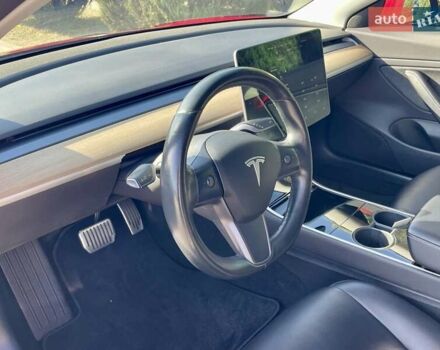 Тесла Модель 3 2018 в Днепре (Днепропетровске) на Automoto.ua Красный Тесла Модель 3, объемом двигателя 0 л и пробегом 130 тыс. км за 17700 $, фото 16 на Automoto.ua