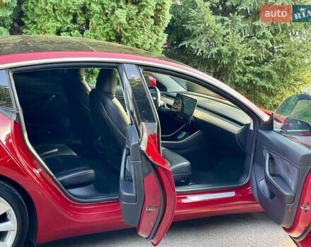Тесла Модель 3 2018 в Днепре (Днепропетровске) на Automoto.ua Красный Тесла Модель 3, объемом двигателя 0 л и пробегом 130 тыс. км за 17700 $, фото 12 на Automoto.ua
