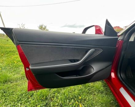 Тесла Модель 3 2019 в Черновцах на Automoto.ua Красный Тесла Модель 3, объемом двигателя 0 л и пробегом 117 тыс. км за 17500 $, фото 19 на Automoto.ua
