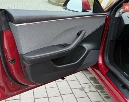 Красный Тесла Модель 3, объемом двигателя 0 л и пробегом 2 тыс. км за 24999 $, фото 37 на Automoto.ua