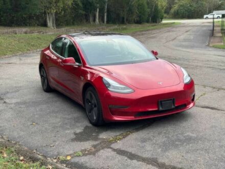 Тесла Модель 3 2018 в Черновцах на Automoto.ua Красный Тесла Модель 3, объемом двигателя 0 л и пробегом 39 тыс. км за 8500 $, фото 1 на Automoto.ua