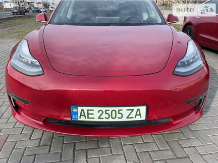 Тесла Модель 3 2018 в Виннице на Automoto.ua Красный Тесла Модель 3, объемом двигателя 0 л и пробегом 55 тыс. км за 35700 $, фото 1 на Automoto.ua
