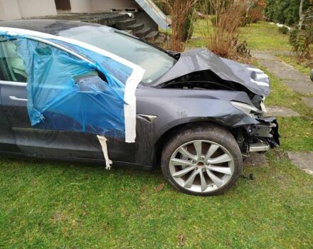 Серый Тесла Модель 3, объемом двигателя 0 л и пробегом 105 тыс. км за 8350 $, фото 1 на Automoto.ua