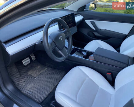 Серый Тесла Модель 3, объемом двигателя 0 л и пробегом 70 тыс. км за 20500 $, фото 13 на Automoto.ua