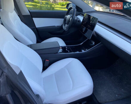 Серый Тесла Модель 3, объемом двигателя 0 л и пробегом 70 тыс. км за 20500 $, фото 6 на Automoto.ua