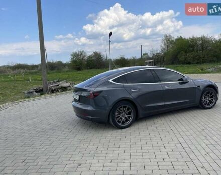 Серый Тесла Модель 3, объемом двигателя 0 л и пробегом 74 тыс. км за 28000 $, фото 5 на Automoto.ua