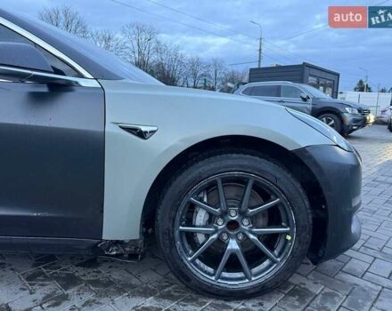 Серый Тесла Модель 3, объемом двигателя 0 л и пробегом 133 тыс. км за 12400 $, фото 4 на Automoto.ua