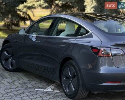 Серый Тесла Модель 3, объемом двигателя 0 л и пробегом 87 тыс. км за 21900 $, фото 5 на Automoto.ua