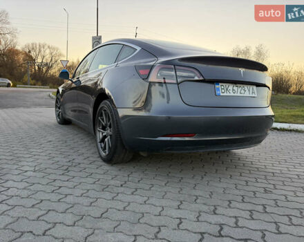 Серый Тесла Модель 3, объемом двигателя 0 л и пробегом 54 тыс. км за 18399 $, фото 5 на Automoto.ua