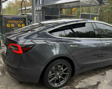 Тесла Модель 3 2019 в Киеве на Automoto.ua Серый Тесла Модель 3, объемом двигателя 0 л и пробегом 98 тыс. км за 22000 $, фото 4 на Automoto.ua