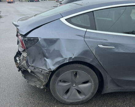 Серый Тесла Модель 3, объемом двигателя 0 л и пробегом 90 тыс. км за 15500 $, фото 3 на Automoto.ua