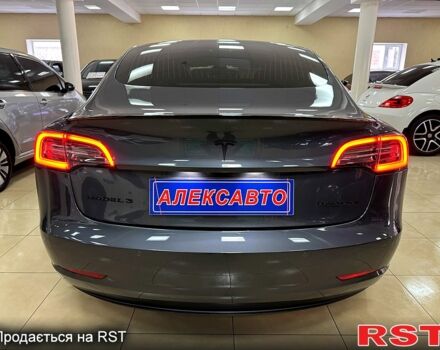 Серый Тесла Модель 3, объемом двигателя 80 л и пробегом 116 тыс. км за 18500 $, фото 2 на Automoto.ua