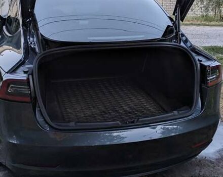 Серый Тесла Модель 3, объемом двигателя 0 л и пробегом 23 тыс. км за 19500 $, фото 3 на Automoto.ua