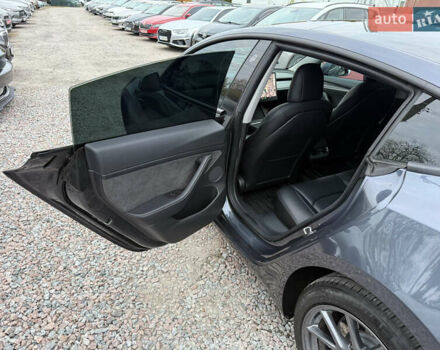 Серый Тесла Модель 3, объемом двигателя 0 л и пробегом 75 тыс. км за 20700 $, фото 25 на Automoto.ua