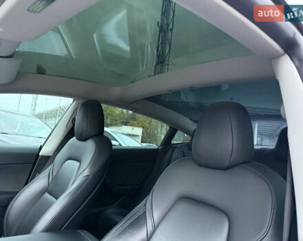 Серый Тесла Модель 3, объемом двигателя 0 л и пробегом 75 тыс. км за 20700 $, фото 18 на Automoto.ua