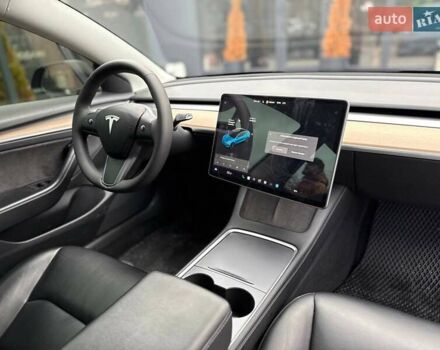 Серый Тесла Модель 3, объемом двигателя 0 л и пробегом 68 тыс. км за 19500 $, фото 27 на Automoto.ua