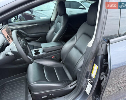 Серый Тесла Модель 3, объемом двигателя 0 л и пробегом 75 тыс. км за 20700 $, фото 16 на Automoto.ua