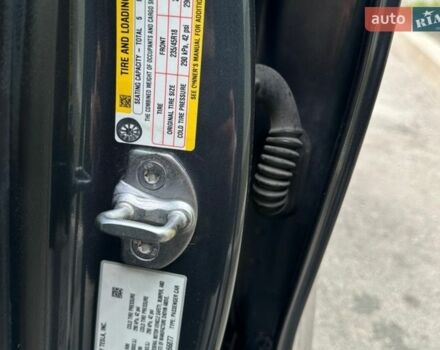 Серый Тесла Модель 3, объемом двигателя 0 л и пробегом 70 тыс. км за 18400 $, фото 11 на Automoto.ua